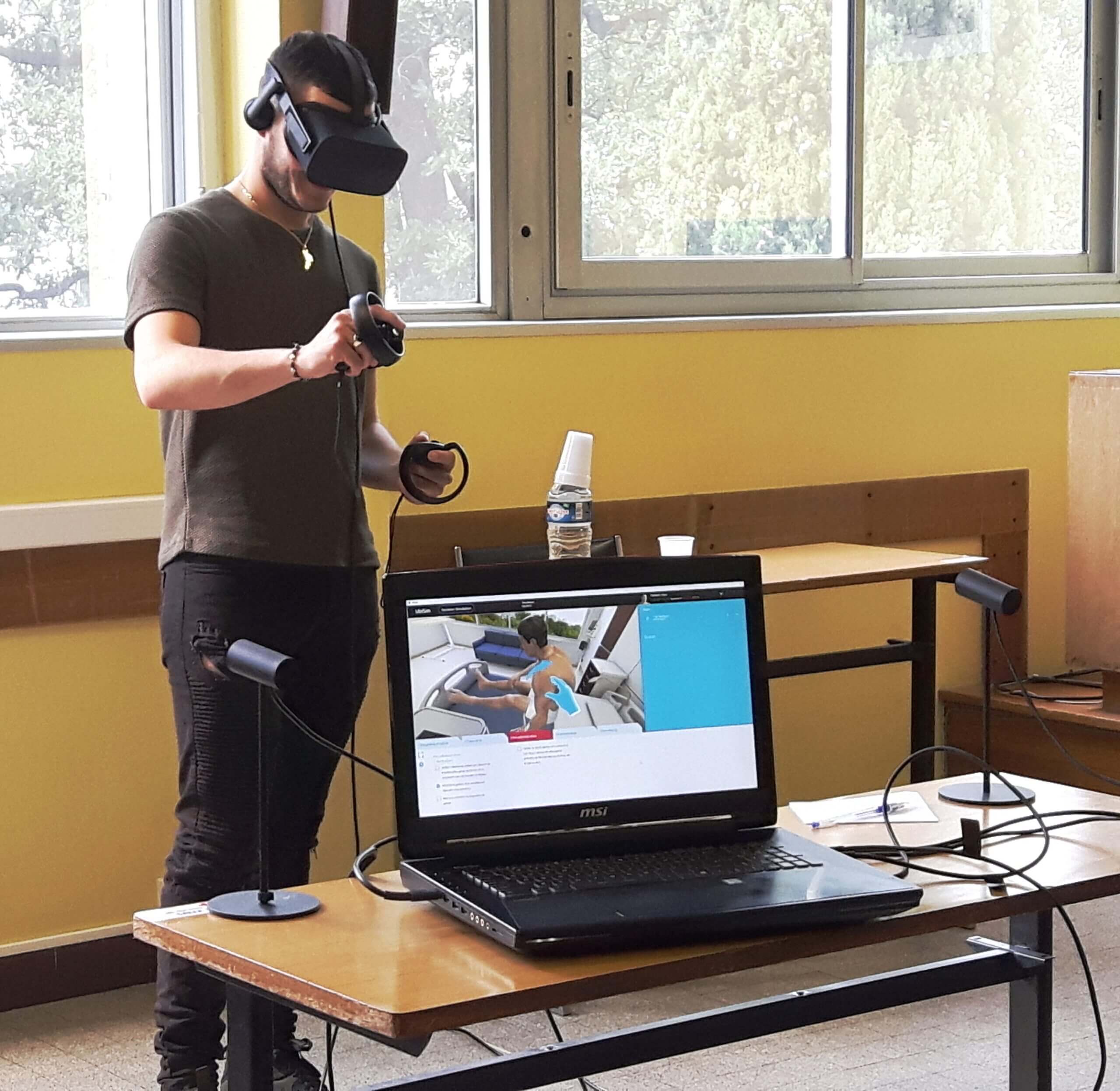 Apprenant IDE en train d'utiliser un casque de réalité virtuelle